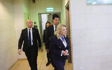 Sara Netanyahu vient témoigner dans le cadre de la plainte déposée par l’avocat David Shimron contre l’avocat David Artzi, au Tribunal de Rishon Lezion, le 23 janvier 2023. (Crédit : Moti Milrod)