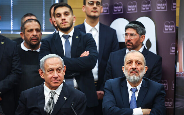 Aryeh Deri et le Premier ministre israélien Benjamin Netanyahu lors d'une réunion de faction du Shas à la Knesset, à Jérusalem, le 23 janvier 2023. (Crédit :  Yonatan Sindel/Flash90)