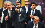 Aryeh Deri, à droite, et le Premier ministre israélien Benjamin Netanyahu lors d'une réunion de faction du Shas, à la Knesset, à Jérusalem, le 23 janvier 2023. (Crédit : Yonatan Sindel/Flash90)