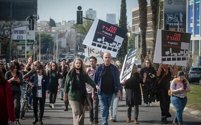 Les employés de Kan et leurs soutiens lors d'une manifestation contre le plan du gouvernement de fermer la chaîne Kan, à Tel Aviv, le 25 janvier 2023.  (Crédit : Avshalom Sassoni/Flash90)