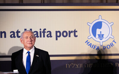 Le Premier ministre Benjamin Netanyahu prend la parole lors d'un événement au port de Haïfa, le 31 janvier 2023. (Crédit : Shir Torem/Flash90)