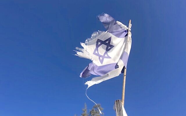 Un drapeau israélien déchiré à Beer Sheva, le 30 décembre 2022. (Crédit : The Times of Israel/mh)