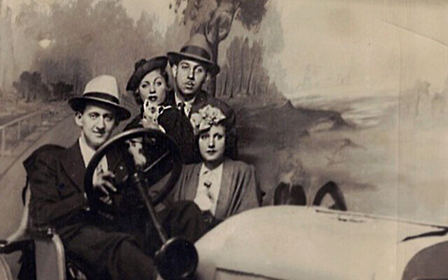 Les parents de l'auteur Alan Geik, Lou et Reba Geik (au premier plan), posent pour une photo dans une salle de jeux avec le truand Benny Kassop et sa maîtresse Sylvia Lorber, peut-être dans les années 1940. (Crédit : Alan Geik via JTA)