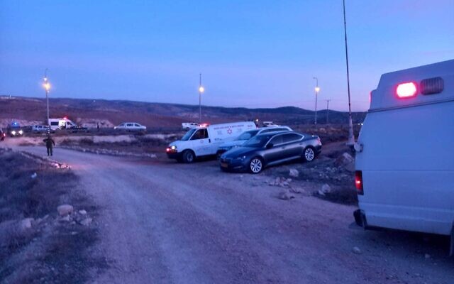 La scène d'une attaque au couteau présumée à l'avant-poste de Havat Yehuda, en Cisjordanie, le 11 janvier 2023. (Crédit :  Magen David Adom)