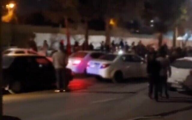 Capture d'écran d'une vidéo censée montrer des manifestants contre deux hommes dans le couloir de la mort devant la prison de Gohardasht dans la ville de Karaj, dans le nord de l'Iran, le 8 janvier 2023. (Twitter. Utilisé conformément à la clause 27a de la loi sur le droit d'auteur)