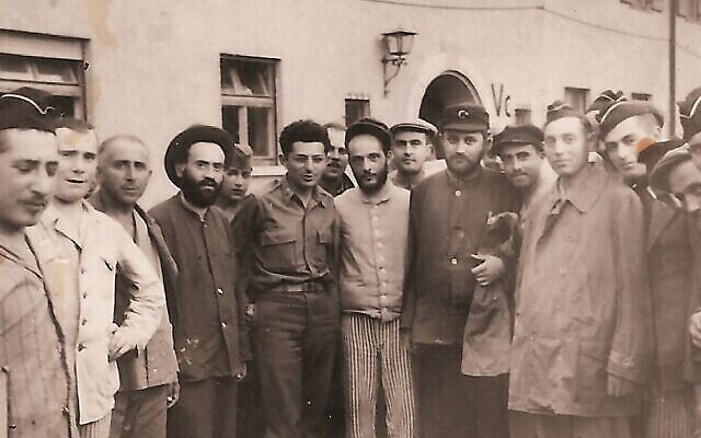L’aumônier militaire américain Rabbi Abraham Klausner, sans chapeau, de centre-gauche, avec des survivants dans le camp de personnes déplacées de Landsberg. (Crédit : Amos Klausner)