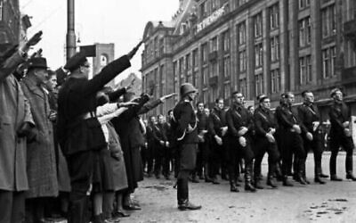 Des troupes nazies devant la place Bijenkorf, à Amsterdam, en 1941. (Crédit : Domaine public)