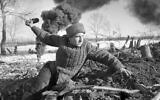 Un soldat de l'Armée rouge s'apprêtant à lancer une grenade, le 1er septembre 1942. (Crédit : RIA Novosti archive / CC-BY-SA 3.0)
