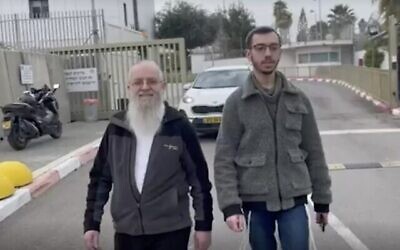 Le rabbin Ezra Sheinberg (à gauche) quitte la prison de Ma'asiyahu près de Lod après avoir purgé sept ans et demi de prison pour délits sexuels. (Ynet/capture d'écran ; utilisé conformément à l'article 27a de la loi sur le droit d'auteur)