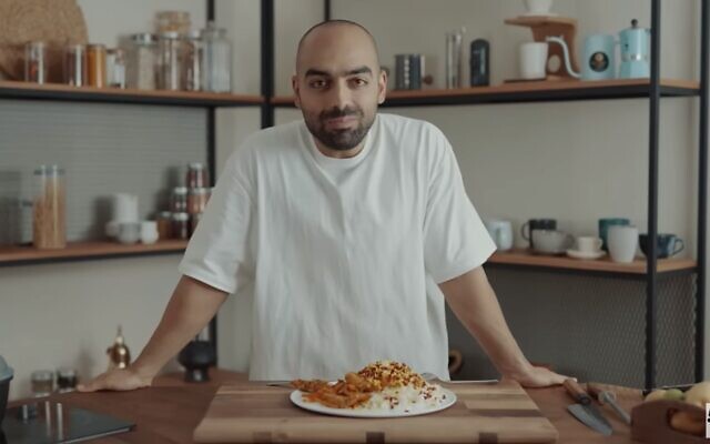Le chef iranien Navab Ebrahimi filme une vidéo de cuisine en décembre 2022. (Capture d'écran/YouTube) Le chef iranien Navab Ebrahimi filme une vidéo de cuisine en décembre 2022. (Capture d'écran/YouTube)