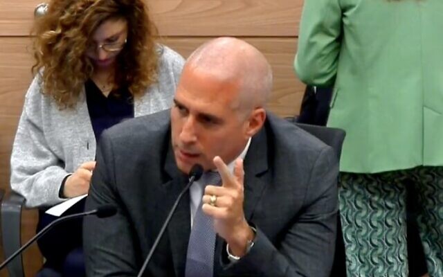 Le député du Likud Hanoch Milwidsky pendant une audience à la commission intérieure à la Knesset, le 9 janvier 2022. (Capture d'écran) Le député du Likud Hanoch Milwidsky pendant une audience à la commission intérieure à la Knesset, le 9 janvier 2022. (Capture d'écran)