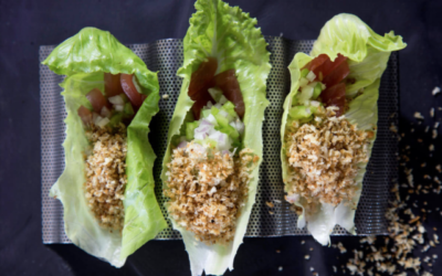 Une bouchée croustillante de thon à nageoires jaunes dans une feuille de laitue craquante est l’un des amuse-gueules du restaurant Ashdod’s Pescado, gagnant du Prix de la cuisine israélienne 2022 dans la catégorie des restaurants cacher (Crédit : Pescado)