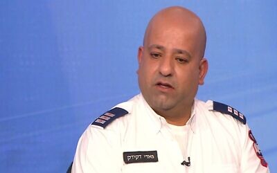 Fadi Dekidek, secouriste des services d'urgence du Magen David Adom, qui a été le premier sur les lieux de l'attaque terroriste meurtrière du 27 janvier 2023 à Nave Yaakov, Jérusalem, parle aux journalistes de la Douzième chaîne, le 28 janvier 2023. (Capture d'écran Douzième chaîne)