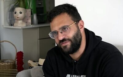 Le Dr Ahmad Mahajneh s'exprime au journal télévisé de Kan, le 4 décembre 2022 (capture d'écran de Kan ; utilisée conformément à la clause 27a de la loi sur le droit d'auteur).