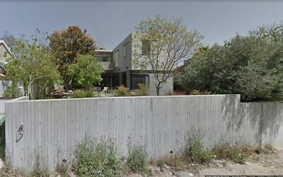 L'habitation de luxe de la ville côtière de Herzliya qui aurait été louée, selon le département américain du Trésor, par l'homme d'affaires israélo-russe ,  Sergei Adonyev. (Capture d'écran : Google Maps ; used in accordance with Clause 27a of the Copyright Law)