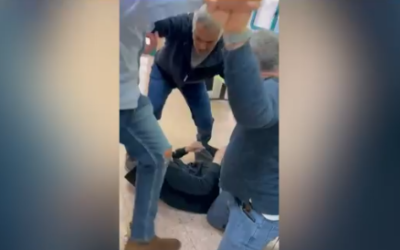 Une capture d'écran tirée d'une vidéo montrant les parents d'un bambin agresser un médecin du centre hospitalier Soroka à Beer Sheva pour son refus d'accélérer le traitement de leur fils, le 16 janvier 2023. (Twitter/Capture d'écran : utilisé conformément à la clause 27a de la loi sur le droit d'auteur)