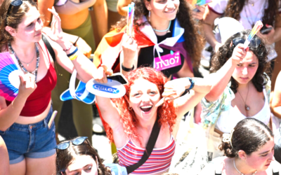 Des milliers de personnes participant à la Gay Pride de Tel Aviv, le 10 juin 2022. (Crédit : Alexi Rosenfeld/Getty Images via la JTA)