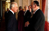 Le roi Charles III de Grande-Bretagne s'entretient avec le grand rabbin britannique Ephraim Mirvis alors qu'il rencontre des chefs religieux lors d'une réception au palais de Buckingham, à Londres, le 16 septembre 2022. (Aaron Chown/Pool Photo via AP)