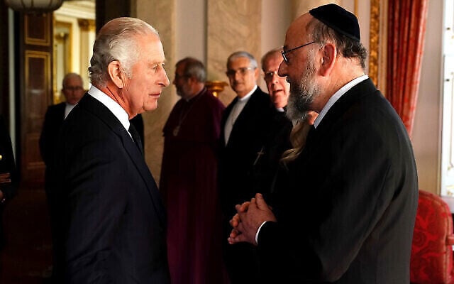 Le roi Charles III de Grande-Bretagne s'entretient avec le grand rabbin britannique Ephraim Mirvis alors qu'il rencontre des chefs religieux lors d'une réception au palais de Buckingham, à Londres, le 16 septembre 2022. (Aaron Chown/Pool Photo via AP) Le roi Charles III de Grande-Bretagne s'entretient avec le grand rabbin britannique Ephraim Mirvis alors qu'il rencontre des chefs religieux lors d'une réception au palais de Buckingham, à Londres, le 16 septembre 2022. (Aaron Chown/Pool Photo via AP)