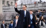 Le gouverneur démocrate Josh Shapiro salue la foule après la cérémonie qui fait de lui le 48e gouverneur de Pennsylvanie, à Harrisburg, capitale de l’État de Pennsylvanie, le 17 Janvier 2023. (Crédit : AP Photo/Matt Rourke)