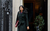 La secrétaire d'État à l'intérieur Suella Braverman quitte une réunion du cabinet à Downing Street à Londres, le 13 décembre 2022. (Crédit :  AP Photo/Kirsty Wigglesworth)