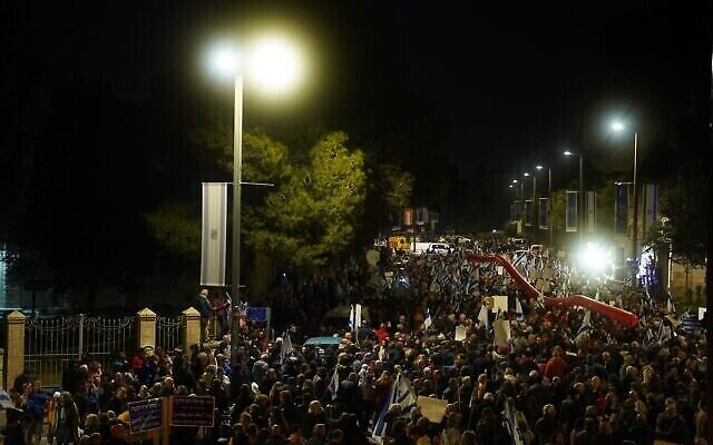 Des manifestants rassemblés contre le nouveau gouvernement de Benjamin Netanyahu devant la résidence du président à Jérusalem, le 21 janvier 2023. (Crédit : AH/Times of Israel)