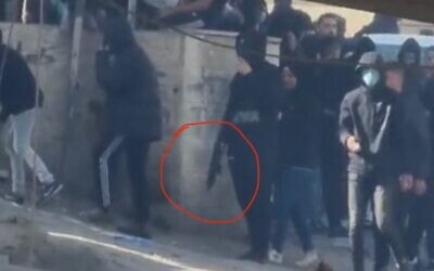 Un suspect qui semble transporter une arme à feu pendant une opération dans le camp de réfugiés de Shuafat, le 25 janvier 2022. (Crédit : Police israélienne)