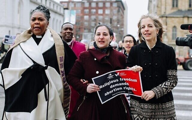 De gauche à droite : la révérend Traci Blackmon, la maharat Rori Picker Neiss et Rachel Laser, PDG de "Americans United for Separation of Church & State" manifestent en direction du siège des tribunaux civils de St. Louis. (Avec la permission d'Americans United for Separation of Church & State via la JTA) De gauche à droite : la révérend Traci Blackmon, la maharat Rori Picker Neiss et Rachel Laser, PDG de "Americans United for Separation of Church & State" manifestent en direction du siège des tribunaux civils de St. Louis. (Avec la permission d'Americans United for Separation of Church & State via la JTA)