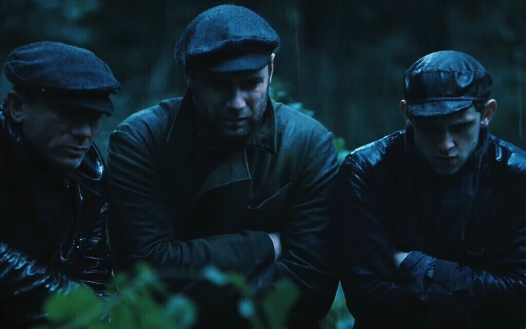 Capture d’écran du film 'Defiance', avec Liev Schreiber et Daniel Craig. (Capture d’écran YouTube)