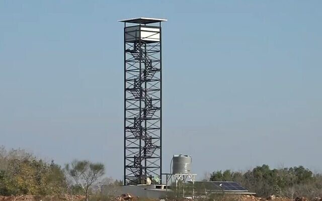 Un poste présumé du Hezbollah surplombant la ville de Shtula, dans le nord d'Israël, sur la frontière avec le Liban, le 23 janvier 2023. (Capture d'écran : Douzième chaîne, used in accordance with Clause 27a of the Copyright Law) Un poste présumé du Hezbollah surplombant la ville de Shtula, dans le nord d'Israël, sur la frontière avec le Liban, le 23 janvier 2023. (Capture d'écran : Douzième chaîne, used in accordance with Clause 27a of the Copyright Law)
