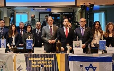 La famille d'Esther Horgan, Yossi Dagan, chef du conseil régional de Samarie, et des membres du Parlement européen, à Bruxelles, le 11 janvier 2023. (Crédit : Tony Da Silva / Conseil régional de Samarie)