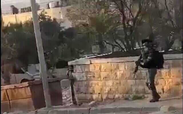 Un agent de la police des frontières dans la ville palestinienne d’al-Ram, le 3 janvier 2023. (Capture d’écran utilisée conformément à l’article 27a de la loi sur les droits d’auteur) Un agent de la police des frontières dans la ville palestinienne d’al-Ram, le 3 janvier 2023. (Capture d’écran utilisée conformément à l’article 27a de la loi sur les droits d’auteur)