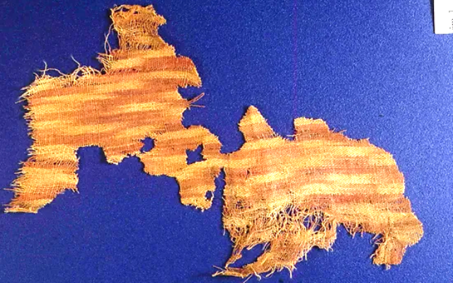 Des textiles préservés retrouvés sur le site du Nahal Omer selon la technique de l'ikat chaîne. (Crédit : Israel Silk Road Project/University of Haifa)