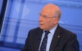 L'ancien gouverneur de la Banque centrale d'Israël, Jacob Frenkel, s'adressant à la Douzième chaîne, le 22 janvier 2023. (Crédit : La Douzième chaîne)