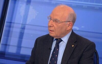 L'ancien gouverneur de la Banque centrale d'Israël, Jacob Frenkel, s'adressant à la Douzième chaîne, le 22 janvier 2023. (Crédit : La Douzième chaîne)