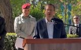 Le président Isaac Herzog prend la parole lors d'un événement commémoratif pour l'ancien chef d'état-major de Tsahal Amnon Lipkin-Shahak, le 30 décembre 2022 (Crédit : capture d'écran vidéo)