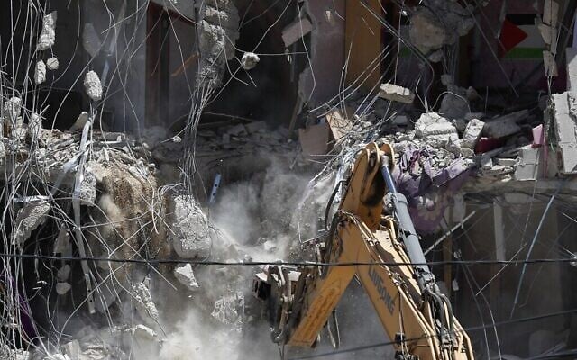 Illustration : Des engins israéliens démolissant une maison palestinienne dans le quartier de Silwan, à Jérusalem-Est, le 10 mai 2022. (Crédit : Ahmad Gharabli/AFP) Illustration : Des engins israéliens démolissant une maison palestinienne dans le quartier de Silwan, à Jérusalem-Est, le 10 mai 2022. (Crédit : Ahmad Gharabli/AFP)