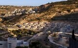 Des travaux de construction dans l’implantation de Givat Zeev, en Cisjordanie, près de Jérusalem, le 10 mai 2022. (Crédit: Ahmad Gharabli/AFP)
