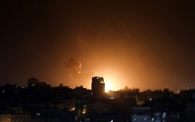 Du feu et de la fumée au-dessus de Gaza City alors qu'Israël mène un raid aérien dans la bande, dans la matinée du 2 février 2023. (Crédit : MOHAMMED ABED / AFP)