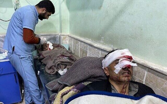 Un enfant et un homme blessés pris en charge à l'hôpital de Bab al-Hawa à la suite d'un tremblement de terre, dans la campagne du nord de la province d'Idlib en Syrie, tenue par les rebelles, à la frontière avec la Turquie, le 6 février 2023. (Crédit : Aaref WATAD/AFP)