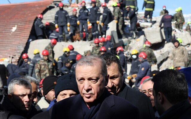 Le président turc Recep Tayyip Erdogan visite des bâtiments détruits lors de sa visite de la ville de Kahramanmaras, dans le sud-est de la Turquie, deux jours après le violent tremblement de terre qui a frappé la région le 8 février 2023. (Crédit : Adem ALTAN / AFP) Le président turc Recep Tayyip Erdogan visite des bâtiments détruits lors de sa visite de la ville de Kahramanmaras, dans le sud-est de la Turquie, deux jours après le violent tremblement de terre qui a frappé la région le 8 février 2023. (Crédit : Adem ALTAN / AFP)