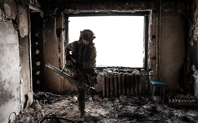 Illustration : Un militaire ukrainien du Service des gardes-frontières occupant un poste à Bakhmut face à l'envahisseur russe, le 9 février 2023. (Crédit : Yasuyoshi Chiba/AFP)