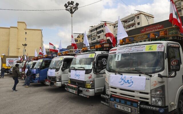 Des camions chargés d'aide humanitaire fournie par le groupe chiite libanais Hezbollah partent pour la Syrie depuis la banlieue sud de la capitale libanaise, le 12 février 2023, après un séisme meurtrier. (Crédit : ANWAR AMRO / AFP) Des camions chargés d'aide humanitaire fournie par le groupe chiite libanais Hezbollah partent pour la Syrie depuis la banlieue sud de la capitale libanaise, le 12 février 2023, après un séisme meurtrier. (Crédit : ANWAR AMRO / AFP)
