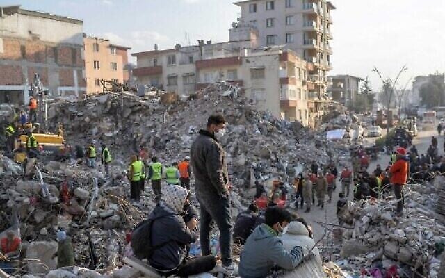 Une opération de sauvetage suite au séisme de magnitude 7,8 qui a frappé la région frontalière de la Turquie et de la Syrie, à Hatay (Turquie), le 12 février 2023. (Crédit : Bulent Kilic/AFP) Une opération de sauvetage suite au séisme de magnitude 7,8 qui a frappé la région frontalière de la Turquie et de la Syrie, à Hatay (Turquie), le 12 février 2023. (Crédit : Bulent Kilic/AFP)