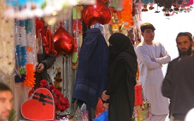 Des femmes en burqa achètent des cadeaux dans une boutique à l'occasion de la Saint Valentin à Jalalabad, le 14 février 2023. (Crédit : Shafiullah KAKAR / AFP) Des femmes en burqa achètent des cadeaux dans une boutique à l'occasion de la Saint Valentin à Jalalabad, le 14 février 2023. (Crédit : Shafiullah KAKAR / AFP)