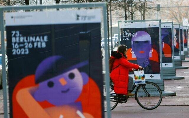 Une femme passe devant une rangée d'affiches pour le 73e Festival international du film de la Berlinale à Berlin, le 15 février 2023. (Crédit : David GANNON / AFP) Une femme passe devant une rangée d'affiches pour le 73e Festival international du film de la Berlinale à Berlin, le 15 février 2023. (Crédit : David GANNON / AFP)