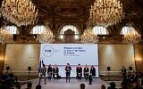 Le président français Emmanuel Macron (C) prononce un discours aux côtés de Mourad Dali (C-L), chargé de l'organisation et du fonctionnement des aumôneries et de l'enseignant-chercheur à l'Institut islamique des hautes études (IHEI, France) Abd Al Wadoud Gouraud (C-R) lors d'une réunion plénière du Forum de l'islam de France (FORIF) au palais présidentiel de l'Elysée, à Paris, le 16 février 2023. (Crédit : Ludovic MARIN / POOL / AFP)