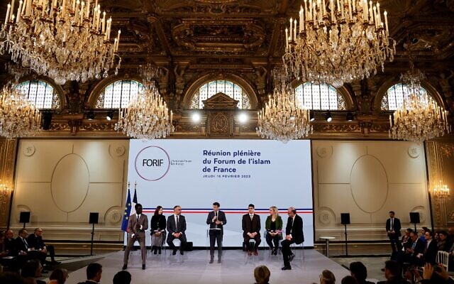 Le président français Emmanuel Macron (C) prononce un discours aux côtés de Mourad Dali (C-L), chargé de l'organisation et du fonctionnement des aumôneries et de l'enseignant-chercheur à l'Institut islamique des hautes études (IHEI, France) Abd Al Wadoud Gouraud (C-R) lors d'une réunion plénière du Forum de l'islam de France (FORIF) au palais présidentiel de l'Elysée, à Paris, le 16 février 2023. (Crédit : Ludovic MARIN / POOL / AFP) Le président français Emmanuel Macron (C) prononce un discours aux côtés de Mourad Dali (C-L), chargé de l'organisation et du fonctionnement des aumôneries et de l'enseignant-chercheur à l'Institut islamique des hautes études (IHEI, France) Abd Al Wadoud Gouraud (C-R) lors d'une réunion plénière du Forum de l'islam de France (FORIF) au palais présidentiel de l'Elysée, à Paris, le 16 février 2023. (Crédit : Ludovic MARIN / POOL / AFP)