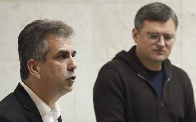 Le ministre des Affaires étrangères, Eli Cohen, et son homologue ukrainien, Dmytro Kuleba, lors d'une conférence de presse à Kiev, en Ukraine, le 16 février 2023. (Crédit : Gleb Garanich/Pool/AFP)
