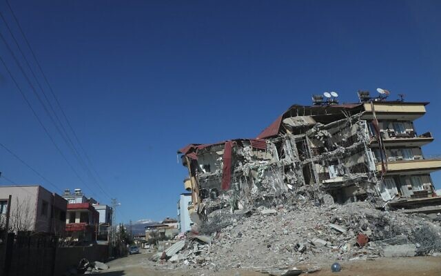Cette photo prise le 16 février 2023 montre des bâtiments endommagés à Islahiye, près de Gaziantep, après le séisme de magnitude 7,8 qui a frappé une partie de la Turquie et de la Syrie. (Crédit : Zein Al RIFAI / AFP) Cette photo prise le 16 février 2023 montre des bâtiments endommagés à Islahiye, près de Gaziantep, après le séisme de magnitude 7,8 qui a frappé une partie de la Turquie et de la Syrie. (Crédit : Zein Al RIFAI / AFP)